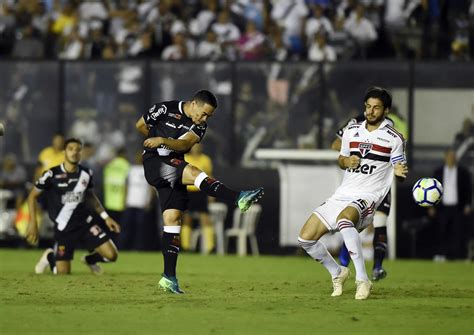 São Paulo joga mal perde do Vasco no Rio e segue fora do G4