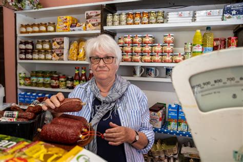 Einer der letzten Tante Emma Läden im Erzgebirge Besitzerin will