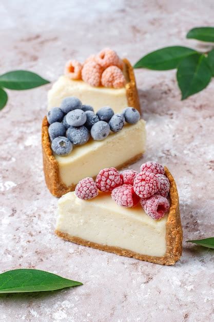 Tarta De Queso Casera De Nueva York Con Bayas Congeladas Y Menta