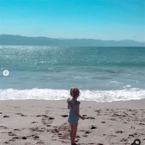 Weronika Rosati w bikini dokazuje na meksykańskiej plaży z córką Elizabeth ZDJĘCIA Pudelek