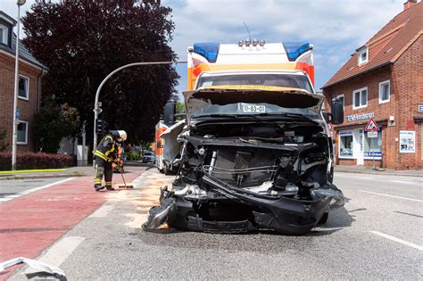 B Drei Verletzte Bei Unfall Mit Rettungswagen Bos Inside