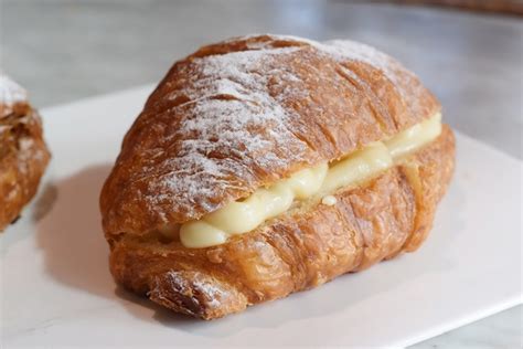 Croissant Relleno De Crema Pastelera El Mercado