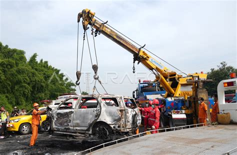 Kecelakaan Tol Jakarta Cikampek Km Antara Foto