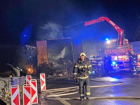 B Autobahn Fahrzeugbrand Freiwillige Feuerwehr Obersdorf