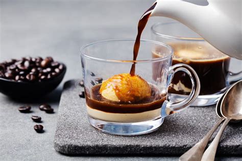 Café De Affogato Con Helado En Un Fondo Gris De La Pizarra De La Taza