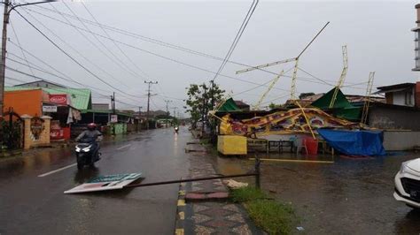 Angin Kencang Saat Hujan Deras Di Palembang Robohkan Tenda Pecel Lele