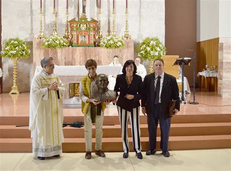 Entrega De Bustos De San Juan Pablo II A Parroquias Sevillanas