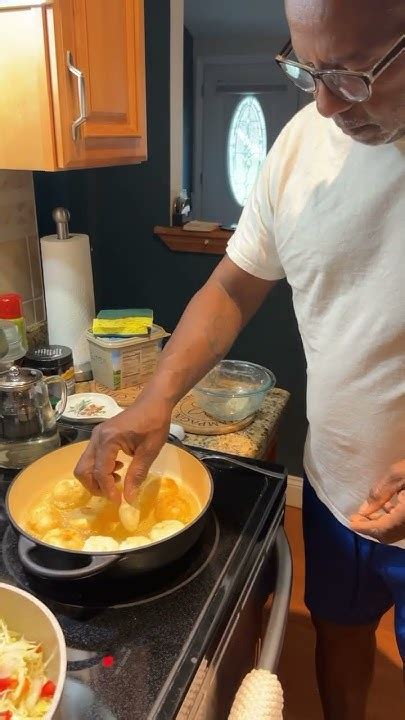 Teaching My Bajan 🇧🇧 Husband How To Make Jamaican 🇯🇲 Fried Dumplings 😋👏