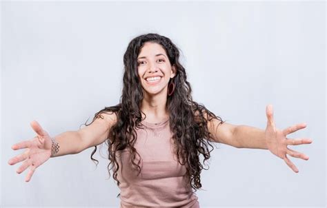 Feliz Joven Latina Dando La Bienvenida Con Los Brazos Abiertos Aislado Chica Hospitalaria