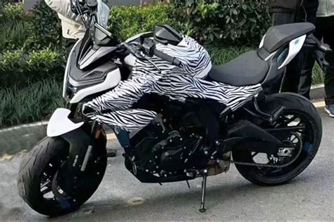 naked tricilíndrica de CFMoto