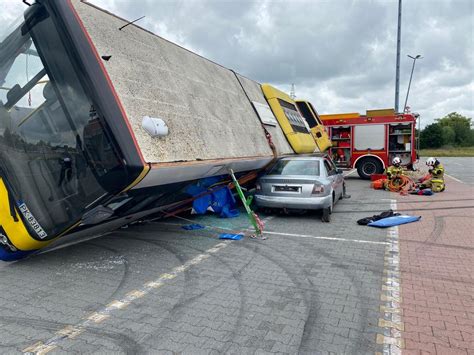 Wypadek autobusu w Kaliszu Strażacy ćwiczyli ratowanie poszkodowanych