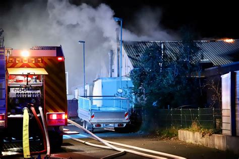 FW SE Feuer in einer Produktionshalle greift auf das Dach über