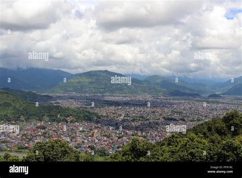 La Ciudad De Pokhara Y El Lago Phewa Tal Como Se Ve En El Camino A La