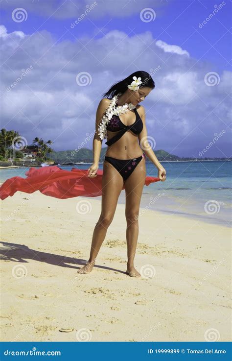 Spaanse Vrouw In Bikini Bij Het Strand Stock Afbeelding Image Of