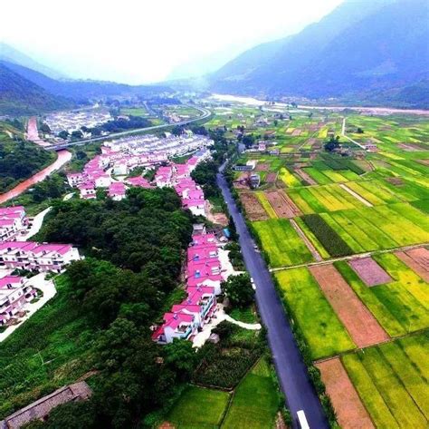 镜头下的大凉山：凉山州成立70周年县市风采——德昌县钟鼓楼建设河谷