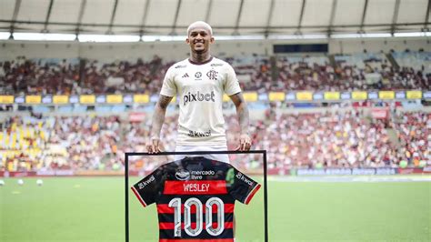 Wesley Recebe Homenagem Por Completar 100 Jogos Pelo Flamengo