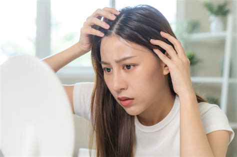 毎日洗髪してもフケが出るのは、シャンプーが合わないのかも？原因や対策を解説｜カラダクリアー