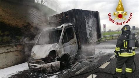 Furgone Prende Fuoco In Autostrada Il Conducente Riuscito A Scappare