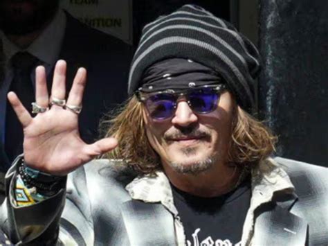 Johnny Depp reaparece con bastón tras ser encontrado inconsciente en un