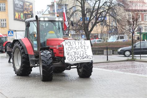 Protestujący rolnicy z Podkarpacia przed Urzędem Wojewódzkim w