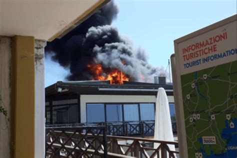 Incendio A Lignano Sabbiadoro Le Fiamme Divorano Il Ristorante Newport