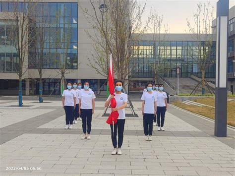 淮河校区举行清明节缅怀英烈升国旗仪式 信阳师范大学崇实书院