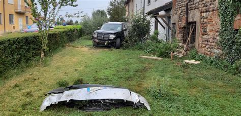 Auto Sfonda La Siepe E Finisce Contro Il Muro Di Una Cascina A Calcio