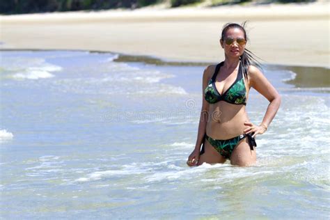 Sein D Exposition De Femme Joli Avec Le Bikini Rouge Sur La Plage Image Stock Image Du