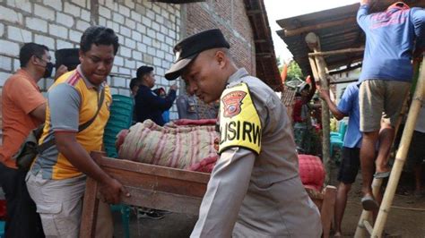 Rumah Bertiang Dan Berdinding Bambu Kakek Parjo Dibedah Polresta Pati