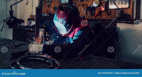 Welder Erecting Technical Steel Industrial Steel Welder In Factory