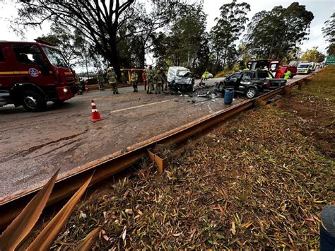 Grave acidente entre carros deixa uma pessoa morta e outras três