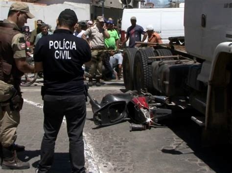 G Motociclista Morre Ap S Tentar Ultrapassar Carreta E Ser