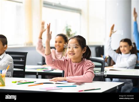 Grupo Diverso De Ni Os Peque Os De La Escuela Que Levantan Las Manos En