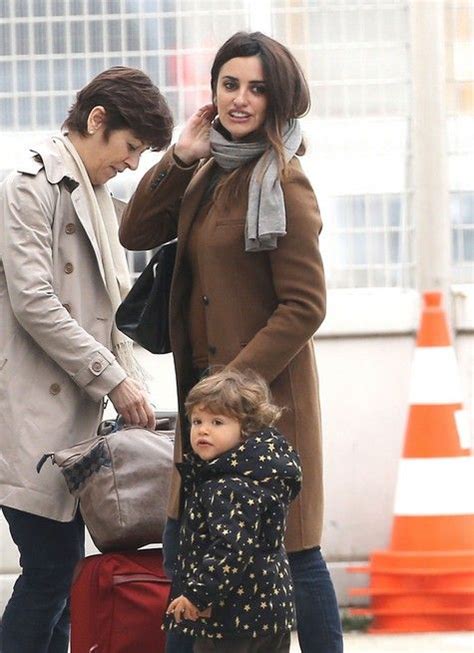 #PenelopeCruz with her son Leo (and expecting baby 2). | Penelope cruz ...