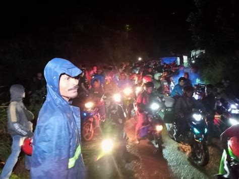 Longsor Menutup Ruas Jalan Penghubung Polman Mamasa Ratusan Kendaraan