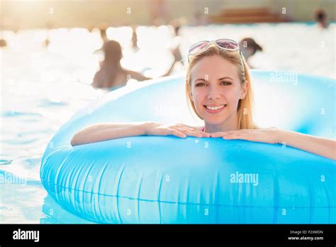 Junge schöne frau bikini Fotos und Bildmaterial in hoher Auflösung Alamy
