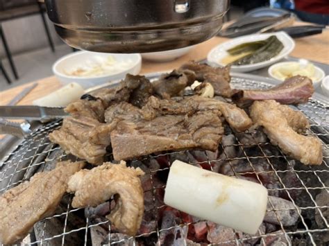 관평동 돼지갈비 숯불 수제갈비 깔끔한 반찬과 찌개 그리고 맛있는 갈비가 있는 갈비가 참 맛있다 방문 후기 돼지갈비 김치