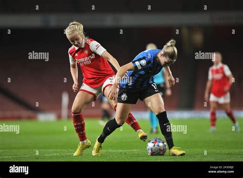 London Uk 27th Oct 2022 Beth Mead Of Arsenal Women On The Ball