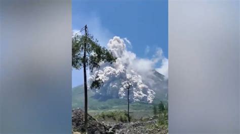 Pembersihan Abu Vulkanik Di Sejumlah Wilayah Gunung Merapi Terkendala