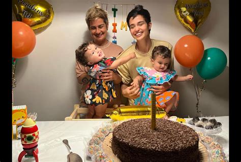 Foto Kim e Tiê filhas de Nanda Costa e Lan Lanh completaram um ano