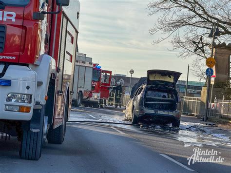 Feuerwehr löscht brennendes Auto in der Bahnhofstraße Verkehrschaos