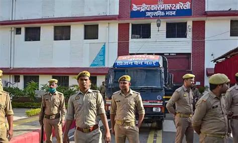 Up Jail News माफियाओं पर योगी सरकार सख्त बदले गए तीन जेलों के जेलर