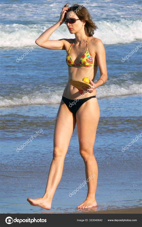 Mooie Jonge Vrouw Bikini Het Strand Stockfoto Rechtenvrije Foto Door
