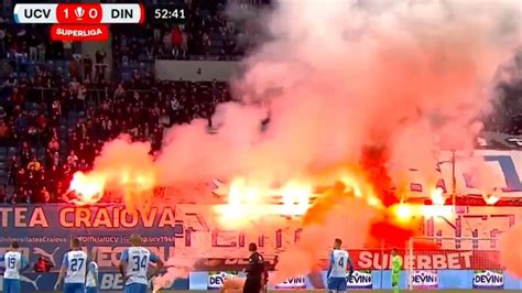 Tor Ele Aruncate Pe Teren Au Oprit Derby Ul Universitatea Craiova Dinamo