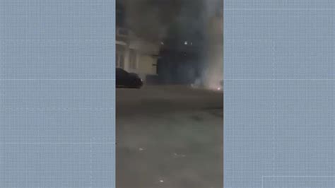 Vídeo Polícia prende dois homens e apreende fogos usados para depredar