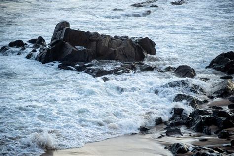 Ondas Do Mar Quebrando Nas Pedras Da Praia Foto Premium