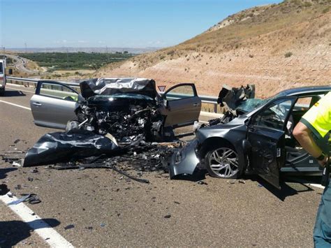 Dos heridos graves en una colisión frontal en Fuentes de Ebro