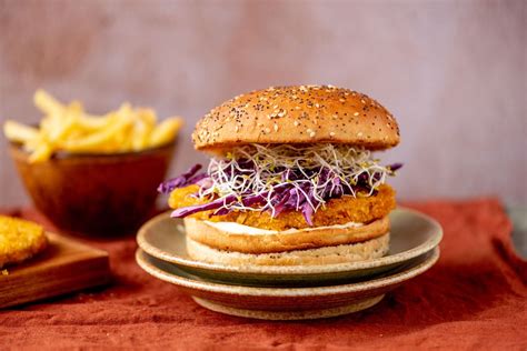 Burger Mit Veganem Knusprigem Schnitzel H Hnchen Art Und Rotkohlsalat