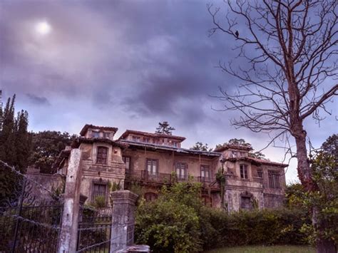 9 Real Haunted Houses You Can Actually Buy … If You Dare