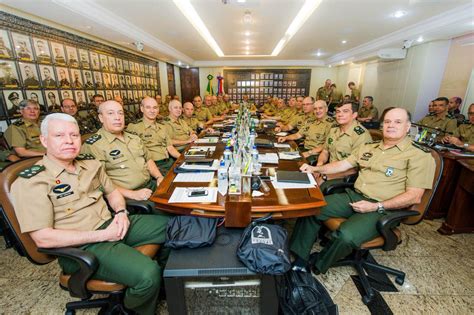 Alto Comando do Exército é contra antecipação da troca de comando das